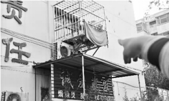 發生矛盾的一二樓鄰居,喇叭就安裝在二樓窗口。 發生矛盾的一二樓鄰居,喇叭就安裝在二樓窗口。