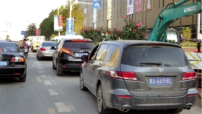 中原路華山路口,花壇擋了進入地下商場的車流 中原路華山路口,花壇擋了進入地下商場的車流