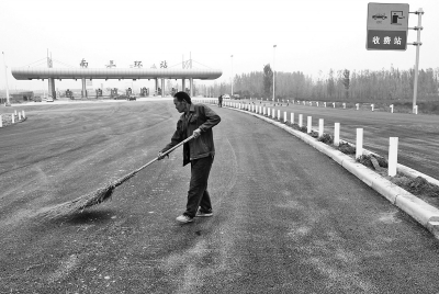 記者昨日探訪鄭州市南三環(huán)高速收費(fèi)站 記者昨日探訪鄭州市南三環(huán)高速收費(fèi)站