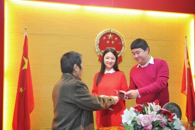 昨天領取結婚證的一對新人 昨天領取結婚證的一對新人