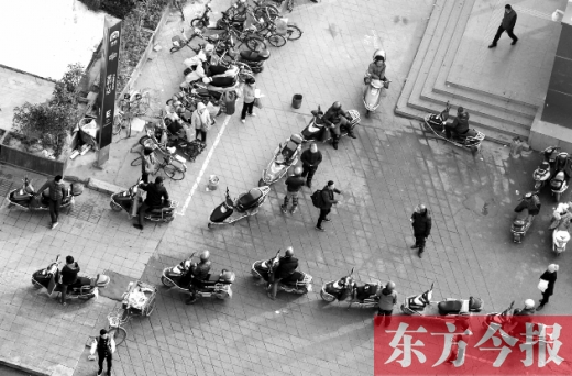 鄭州摩的成地鐵口“標配” 鄭州摩的成地鐵口“標配”