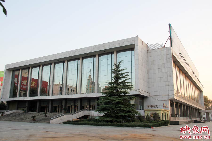 省人民會堂樓頂西側(cè)的廣告牌已經(jīng)全部拆除完畢，現(xiàn)場的施工人員和機(jī)械設(shè)備已經(jīng)全部撤離。