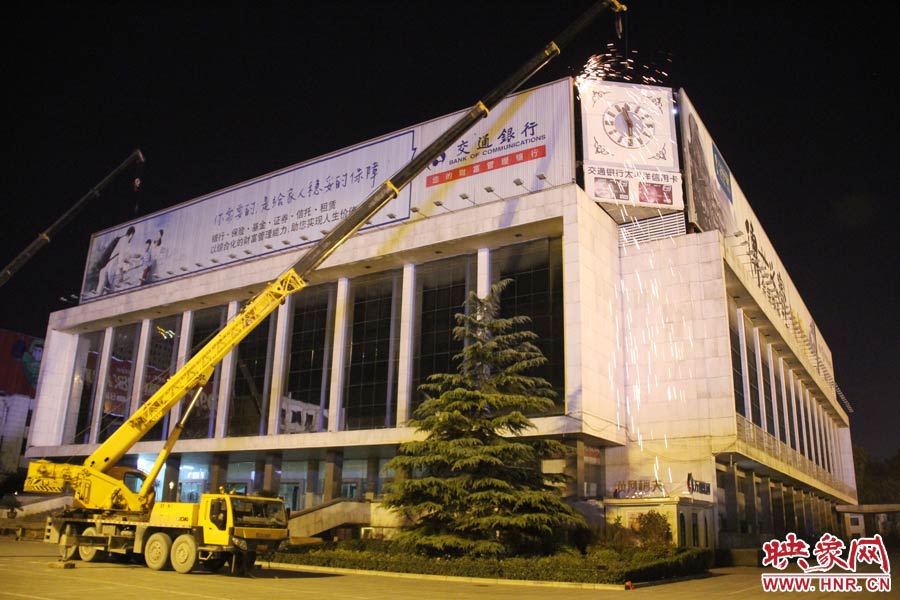 21點(diǎn)50分,切割機(jī)開始對中間最小的一塊牌進(jìn)行切割。頂著“呼呼”的寒風(fēng),巨大廣告牌上火花四濺。 21點(diǎn)50分,切割機(jī)開始對中間最小的一塊牌進(jìn)行切割。頂著“呼呼”的寒風(fēng),巨大廣告牌上火花四濺。