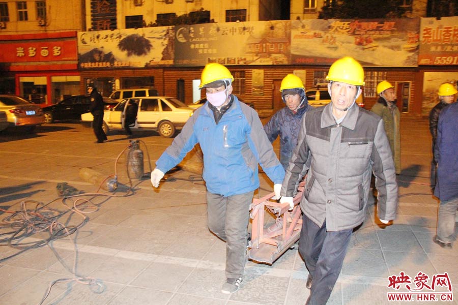 23點(diǎn)56分,第一塊兒廣告牌已經(jīng)分割完畢,地面上的20多名工人將拆除下來的鋼件撞車運(yùn)走。 23點(diǎn)56分,第一塊兒廣告牌已經(jīng)分割完畢,地面上的20多名工人將拆除下來的鋼件撞車運(yùn)走。