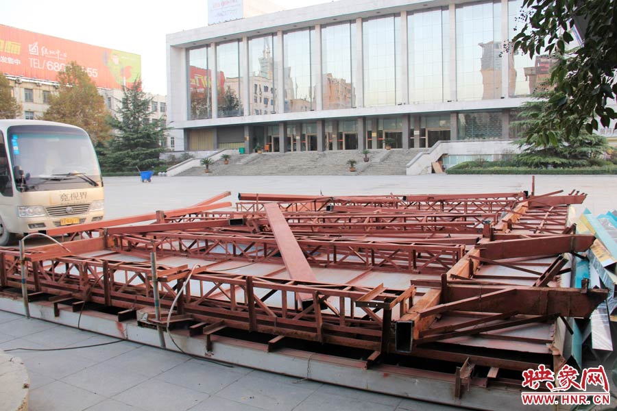 受天氣影響,拆除工作暫時中止。 受天氣影響,拆除工作暫時中止。