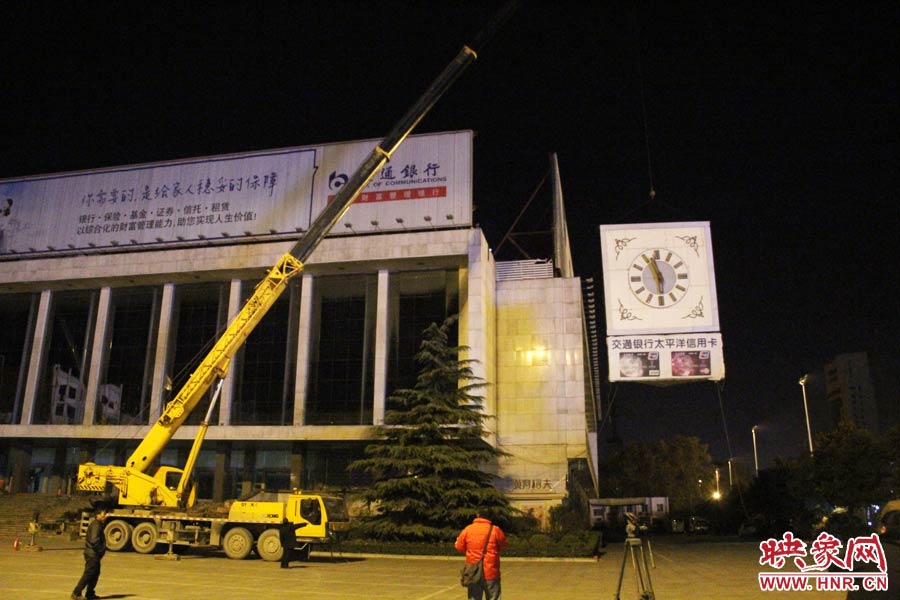 23點(diǎn)左右,位于樓頂東南角的第一塊牌被卸掉。 23點(diǎn)左右,位于樓頂東南角的第一塊牌被卸掉。