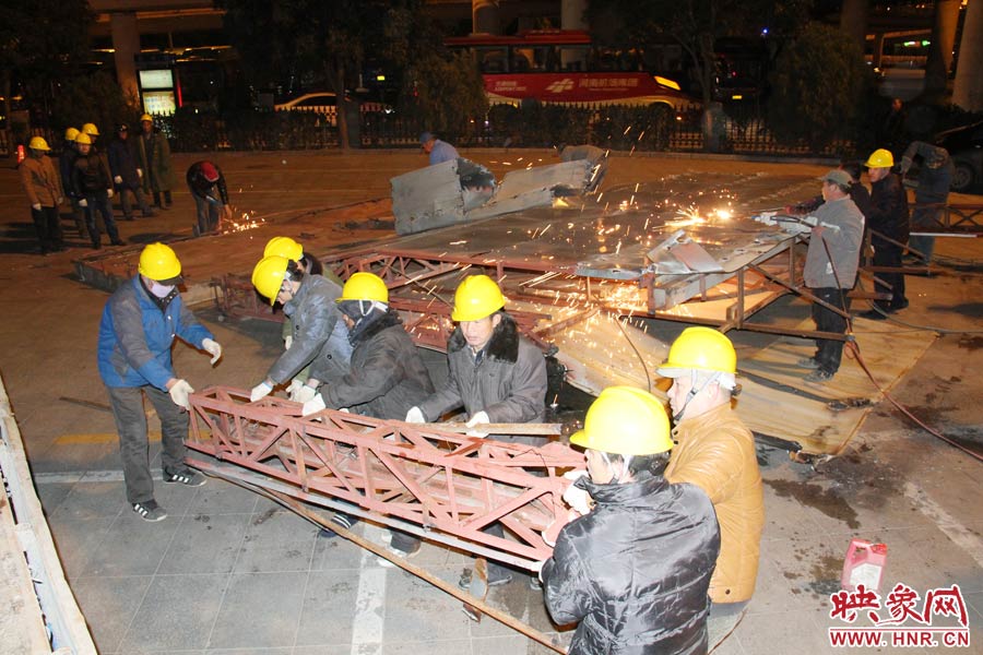 工人們揮動鐵錘,加快拆除進(jìn)度。 工人們揮動鐵錘,加快拆除進(jìn)度。