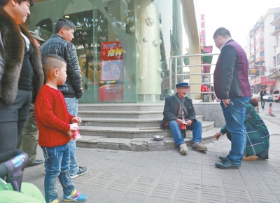 流浪救助人員(右)勸說行乞人員去救助站接受救助 流浪救助人員(右)勸說行乞人員去救助站接受救助