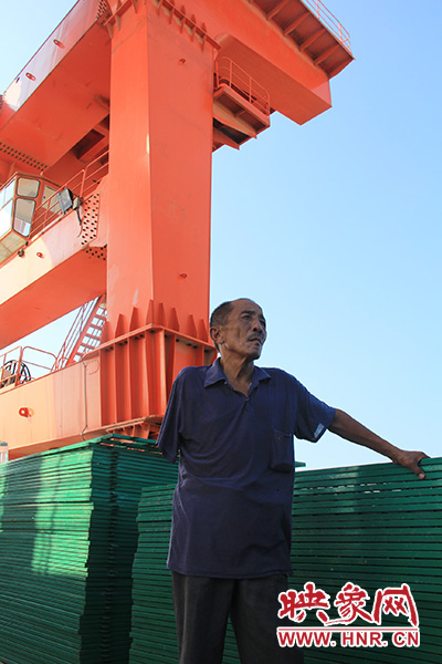 2014年7月31日,淅川縣九重鎮陶岔村獨臂護水員李進群在淅川渠首。 2014年7月31日,淅川縣九重鎮陶岔村獨臂護水員李進群在淅川渠首。