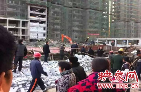 圖為事故現(xiàn)場情況,當?shù)厝罕姽﹫D。 圖為事故現(xiàn)場情況,當?shù)厝罕姽﹫D。