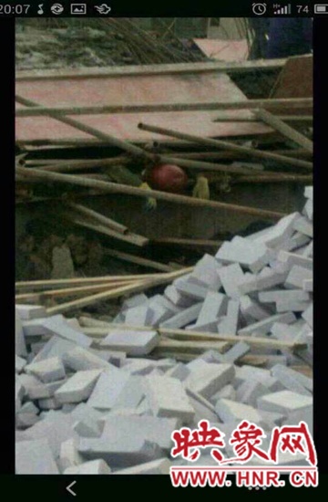 圖為被壓工人由當?shù)厝罕姽﹫D 圖為被壓工人由當?shù)厝罕姽﹫D