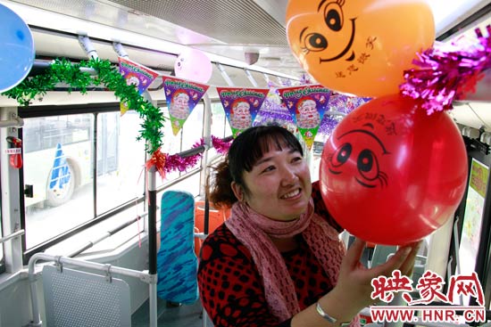 鄭州快速公交B3區間線車長李鵬云在車廂里懸掛氣球,布置圣誕車廂,營造歡樂圣誕氛圍 鄭州快速公交B3區間線車長李鵬云在車廂里懸掛氣球,布置圣誕車廂,營造歡樂圣誕氛圍