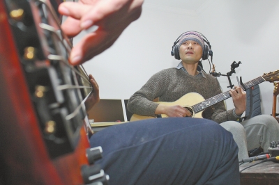 抱著吉他撥弄琴弦,子芙唱著自己的音樂。 抱著吉他撥弄琴弦,子芙唱著自己的音樂。