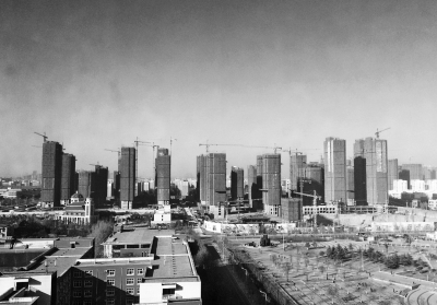 在鄭州市同一地點拍攝的照片,下為1月1日晴朗天氣,上為1月5日霧霾天氣。(拼接圖片) 在鄭州市同一地點拍攝的照片,下為1月1日晴朗天氣,上為1月5日霧霾天氣。(拼接圖片)