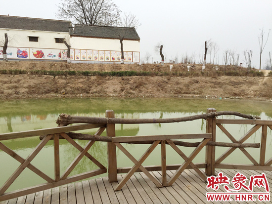 護(hù)欄損毀的地方,已經(jīng)被兩根樹干擋住。 護(hù)欄損毀的地方,已經(jīng)被兩根樹干擋住。