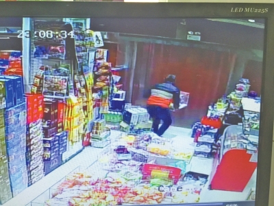 監控中顯示,當時竊賊抱起募捐箱就跑。 監控中顯示,當時竊賊抱起募捐箱就跑。