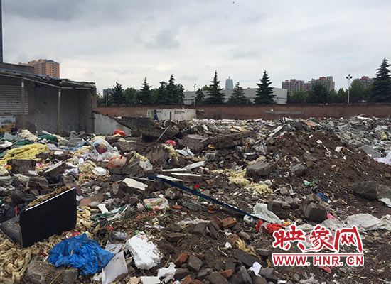 鄭東新區一菜市場堆滿垃圾 鄭東新區一菜市場堆滿垃圾