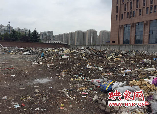 鄭東新區一菜市場堆滿垃圾 鄭東新區一菜市場堆滿垃圾