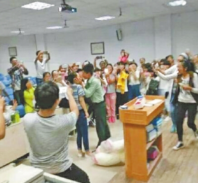 教官眾目之下親吻女生網絡圖片 教官眾目之下親吻女生網絡圖片