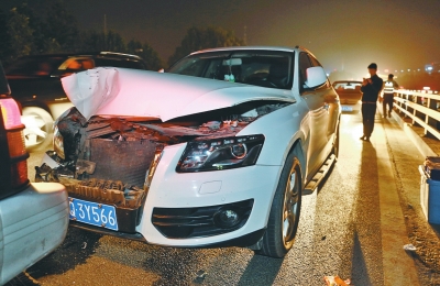 西三環高架橋上發生多車追尾事故 西三環高架橋上發生多車追尾事故