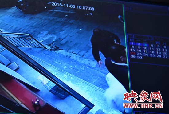 監控錄像顯示,男子走向皮皮,將其拐走。 監控錄像顯示,男子走向皮皮,將其拐走。