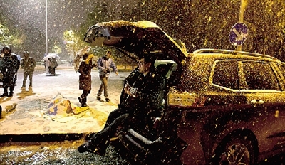 彈琴彈到手指都沒知覺了,還在一首又一首地唱。 彈琴彈到手指都沒知覺了,還在一首又一首地唱。