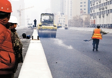 昨日農業路高架第八標段已經開始鋪設瀝青。 昨日農業路高架第八標段已經開始鋪設瀝青。