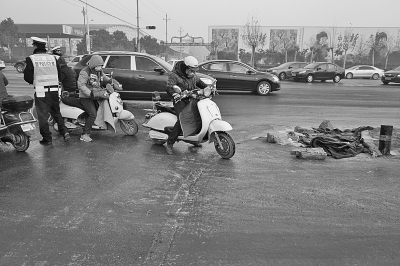 民警在現場處理事故 民警在現場處理事故