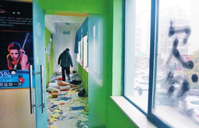 健身會所地上一片狼藉,玻璃上噴著黑色“欠錢”二字。 健身會所地上一片狼藉,玻璃上噴著黑色“欠錢”二字。