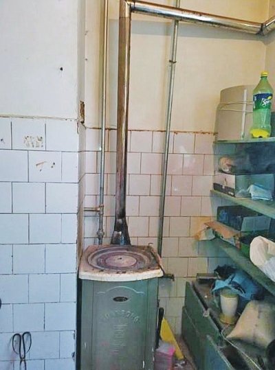 事發(fā)理發(fā)店取暖所用的爐子。 事發(fā)理發(fā)店取暖所用的爐子。