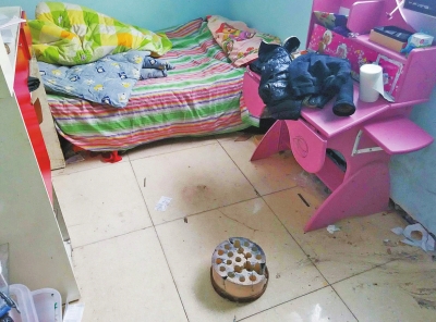 在理發(fā)店死者居住的臥室內(nèi),地上放有一個大煤球。 在理發(fā)店死者居住的臥室內(nèi),地上放有一個大煤球。