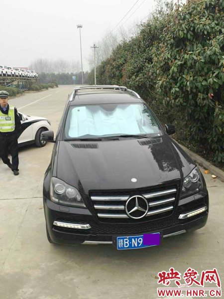 江西男子奔馳車中睡覺一氧化碳中毒，周口高速交警及時發現。