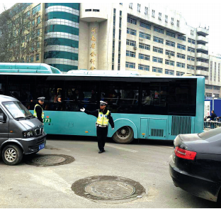 交警在疏導(dǎo)交通 交警在疏導(dǎo)交通