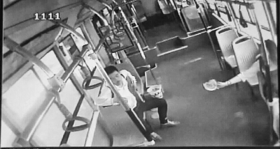 小情侶公交車上旁若無人吃西瓜,弄臟車廂環境引不滿。