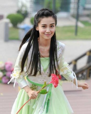 但是和倪妮站在一起,黑了一個色號,整個人都有點黯淡了。