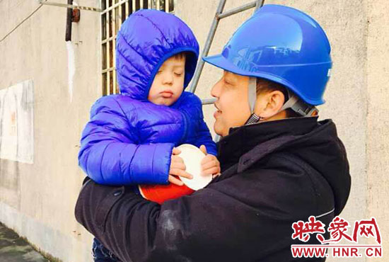 電工抱起孩子時,孩子還在睡。 電工抱起孩子時,孩子還在睡。