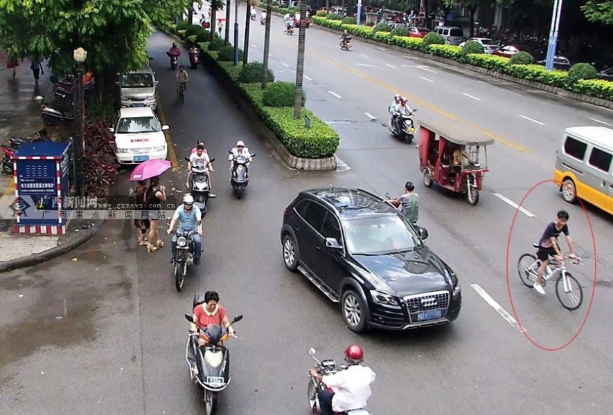 圖為肇事者撞人后逃逸。 圖為肇事者撞人后逃逸。