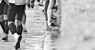 昨日，2013年北京馬拉松，因流動廁所和公廁有限，很多選手都“就地解決”，地面上“水”流成河。