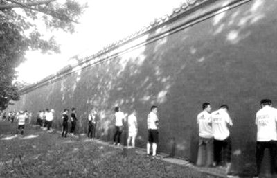 網友上傳的“北馬”選手集體“尿紅墻”圖片。