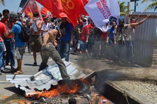 當地時間10月21日,巴西里約熱內盧近海一座油田舉行開采權競標,引發示威者抗議,與負責安保的大量配槍巡邏士兵發生沖突。 CFP 當地時間10月21日,巴西里約熱內盧近海一座油田舉行開采權競標,引發示威者抗議,與負責安保的大量配槍巡邏士兵發生沖突。 CFP