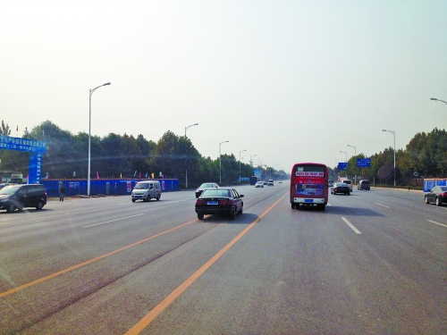 鄭開大道上隨處可見車輛駛入雙黃線超車,很危險。 鄭開大道上隨處可見車輛駛入雙黃線超車,很危險。