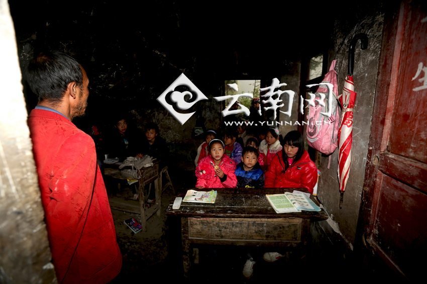 小學里只有兩個班,大點的孩子無法升入高年級,只得從一年級再讀起,就像復讀機。 小學里只有兩個班,大點的孩子無法升入高年級,只得從一年級再讀起,就像復讀機。