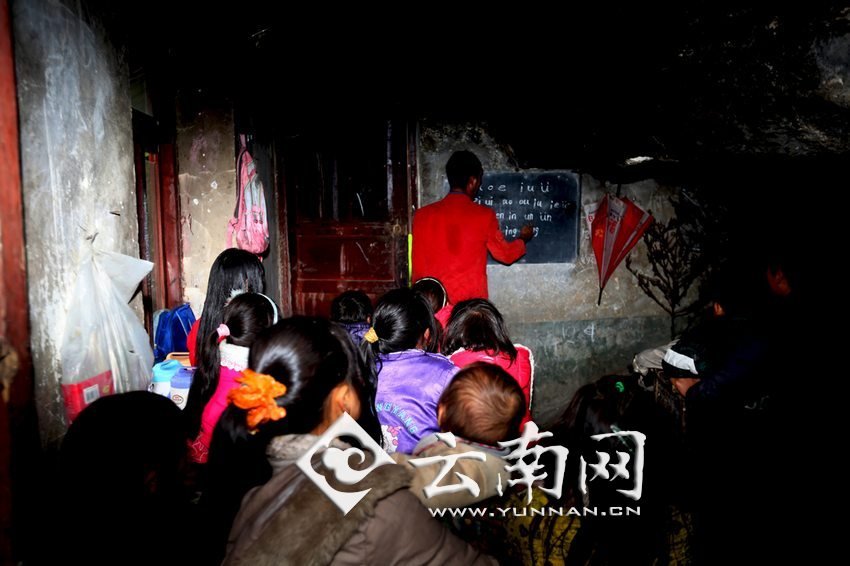 由于受到當地人歧視,大鍋圈的孩子們沒有外出求學的機會,只能在這樣的簡易房里學習 由于受到當地人歧視,大鍋圈的孩子們沒有外出求學的機會,只能在這樣的簡易房里學習