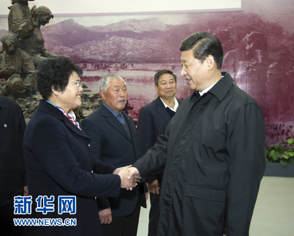 25日上午，習(xí)近平在臨沂華東革命烈士陵園參觀沂蒙精神展并會(huì)見當(dāng)?shù)叵冗M(jìn)模范和當(dāng)年支前模范后代代表。