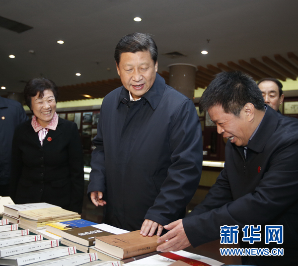 26日上午，習(xí)近平在孔子研究院參觀考察。新華社記者鞠鵬 攝