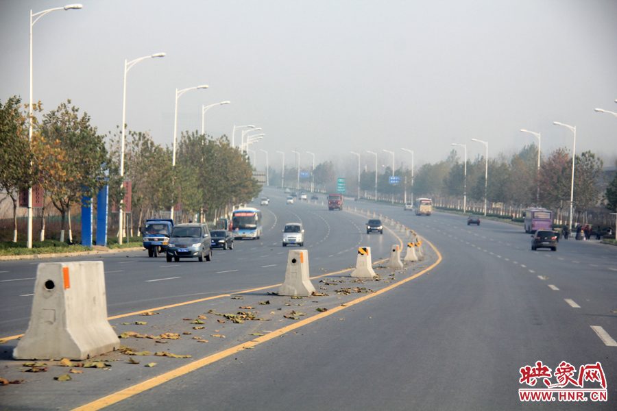 記者走訪鄭開大道 已放置數百個水泥隔離樁 記者走訪鄭開大道 已放置數百個水泥隔離樁
