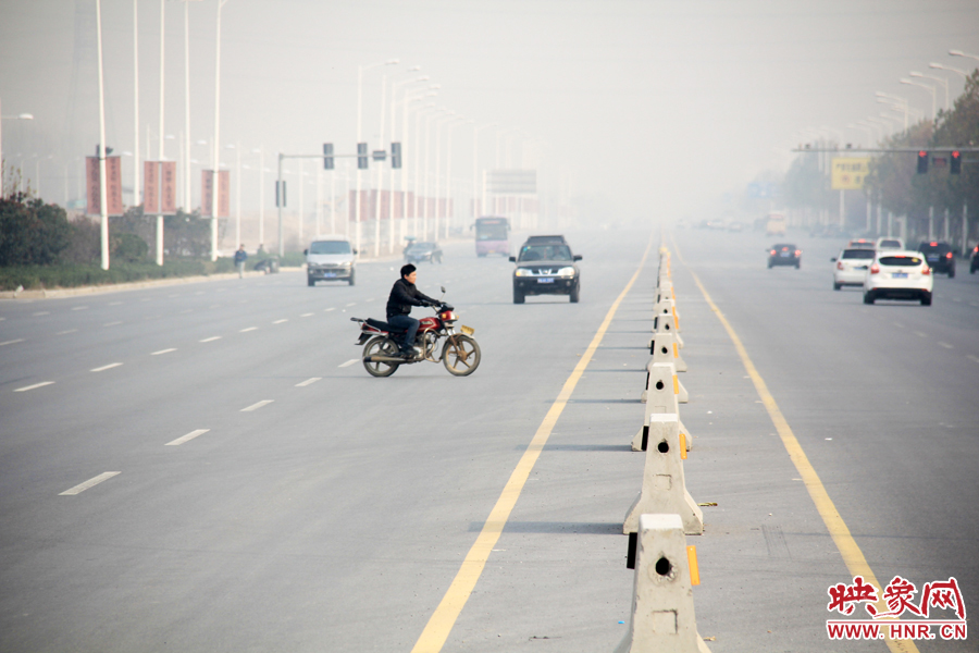 獨家:記者走訪鄭開大道 已放置數百個水泥隔離樁 獨家:記者走訪鄭開大道 已放置數百個水泥隔離樁