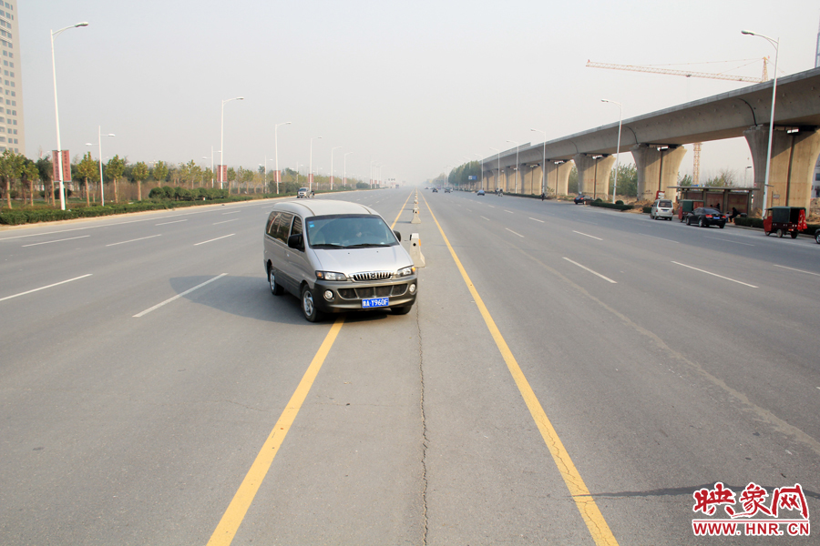 獨家:記者走訪鄭開大道 已放置數百個水泥隔離樁 獨家:記者走訪鄭開大道 已放置數百個水泥隔離樁