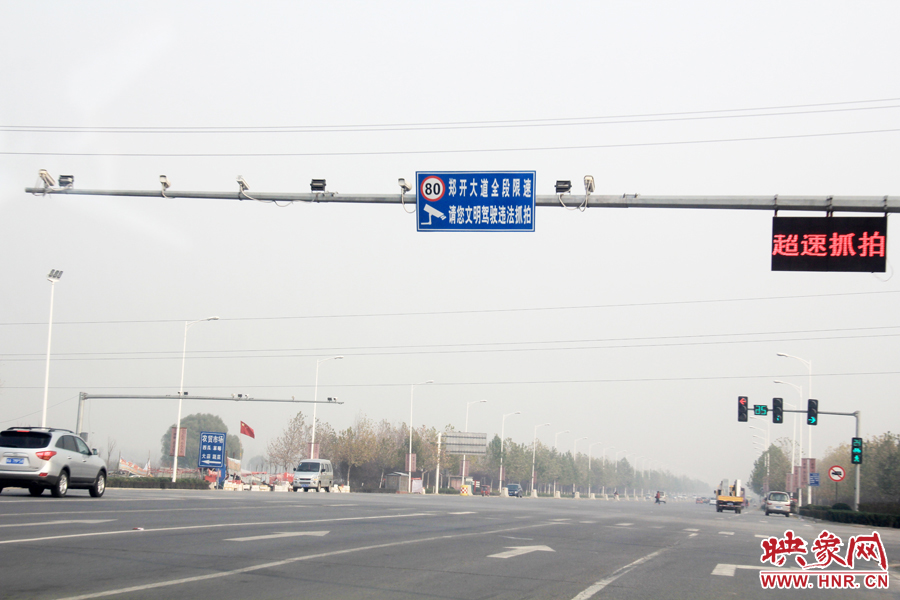 獨家:記者走訪鄭開大道 已放置數百個水泥隔離樁 獨家:記者走訪鄭開大道 已放置數百個水泥隔離樁