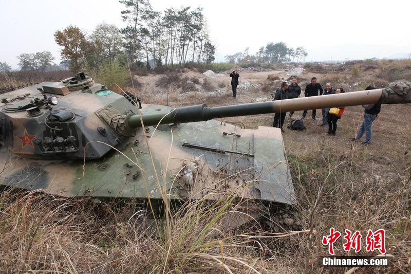 12月4日,浙江臺(tái)州,人們?cè)谔箍饲皣^。 12月4日,浙江臺(tái)州,人們?cè)谔箍饲皣^。